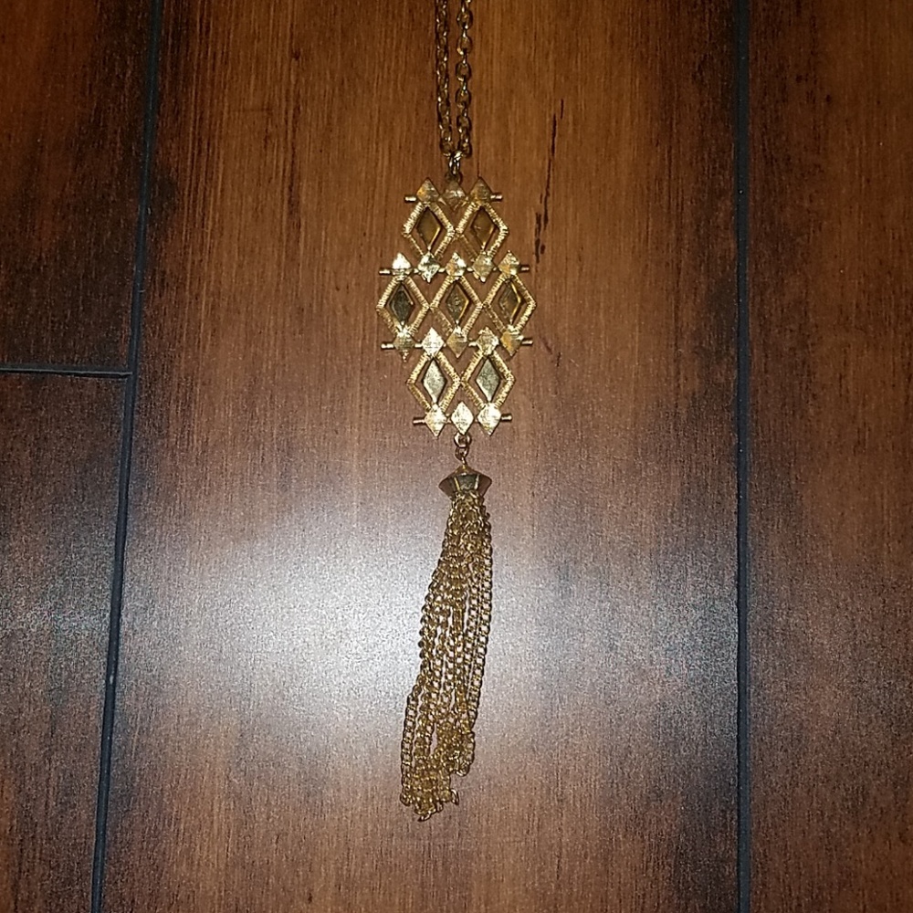 Gold pendant necklace